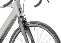 DI28C0450240-Dimanche-28-Road-4-front-drivetrain-view-studio